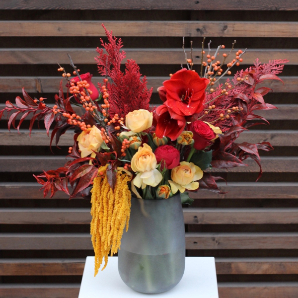 Букет из сезонных цветов в вазе Красный - Размер XL