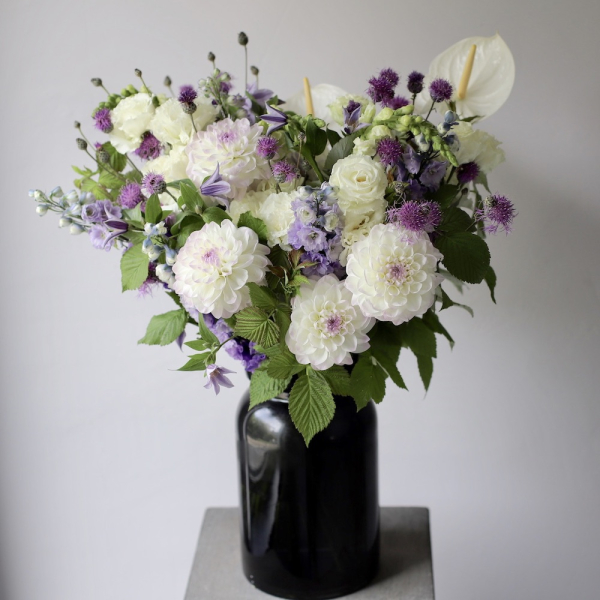 Букет из сезонных цветов в вазе Лавандовый - Размер L