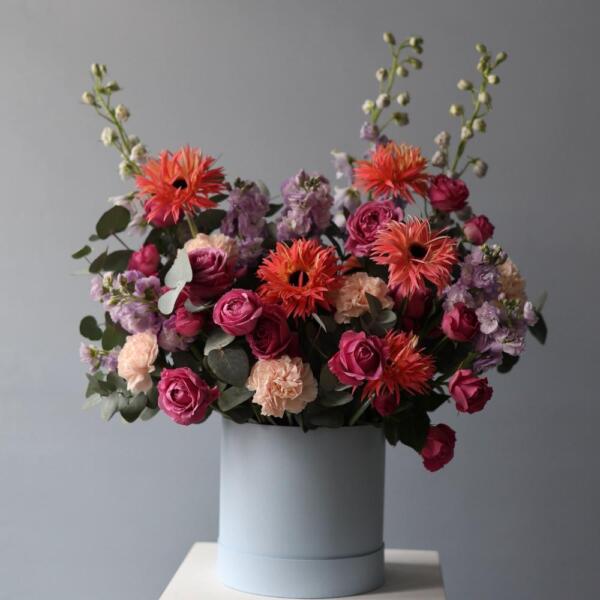 Букет Сюрприз в шляпной коробке, яркий - Размер M