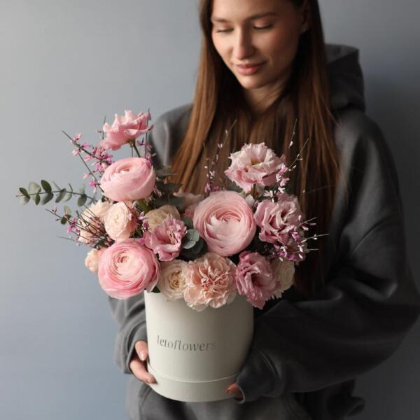 Букет Сюрприз в шляпной коробке, нежный - Размер S