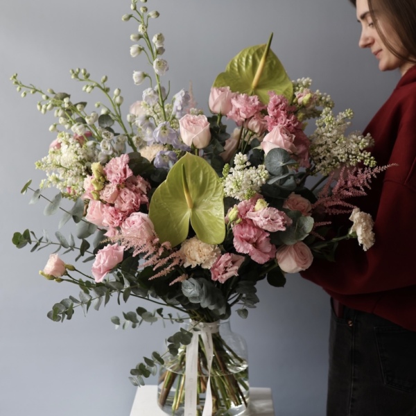 Букет из сезонных цветов в вазе Акварельный - Размер L