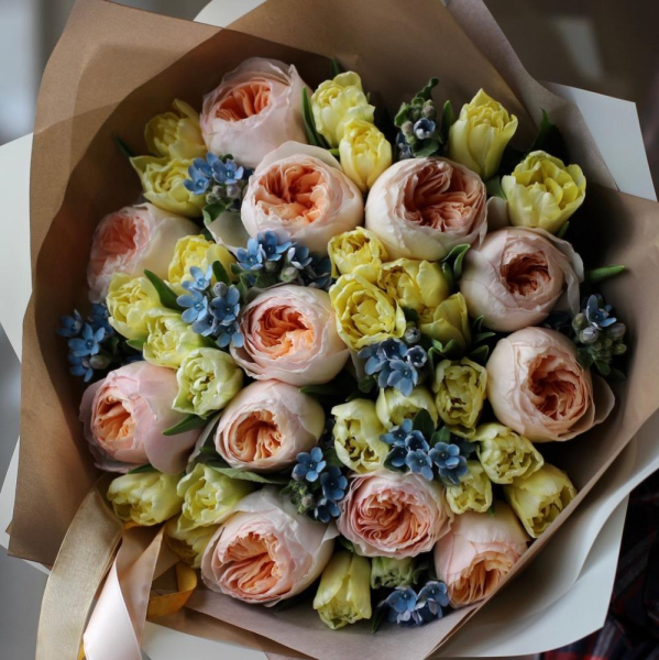 Букет из тюльпанов, оксипеталума и пионовидных роз - Размер S