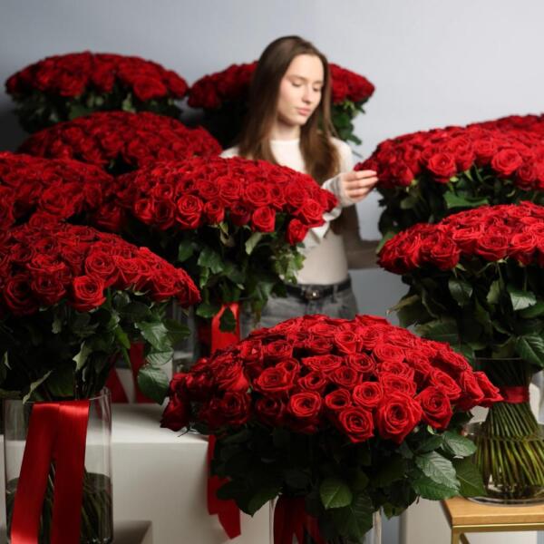Цветочный сет из роз "Миллион алых роз" - Размер M