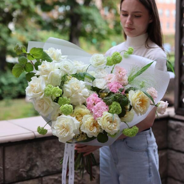 Букет Сюрприз из сезонных цветов на вкус флориста, нежный - Размер L