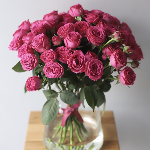 Букет из кустовых пионовидных роз в вазе - 19 кустовых роз