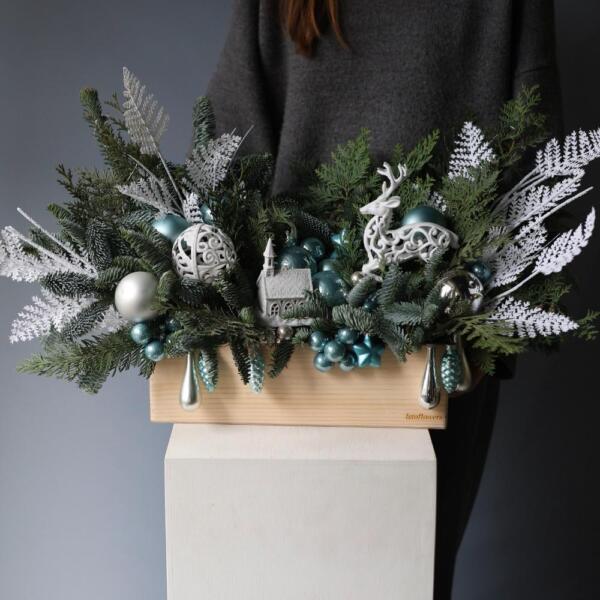 Новогодняя композиция в деревянном ящике, гамма "Синий иней" - Размер L