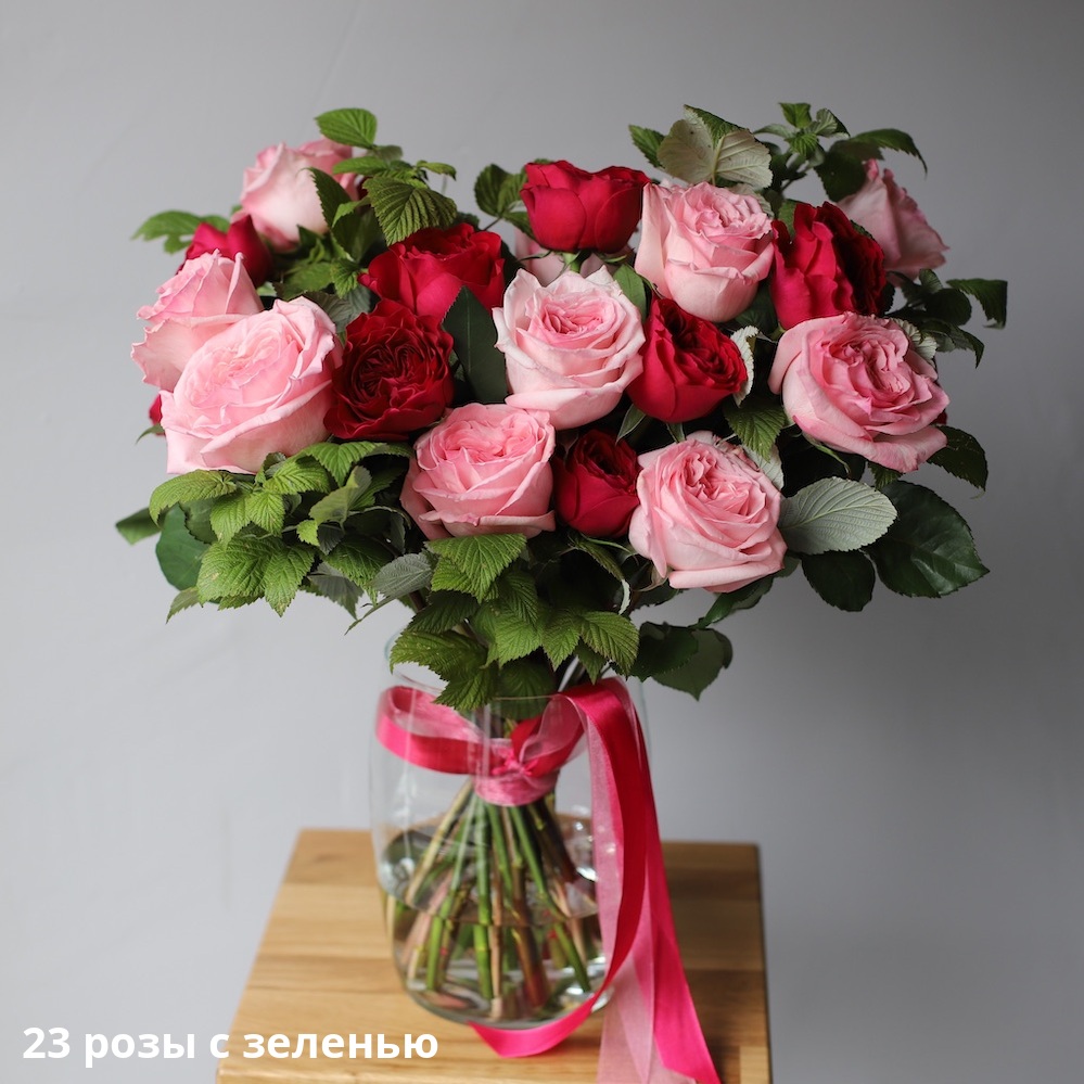 Букет из пионовидных роз в вазе - заказать доставку цветов в Москве от LetoFlowers