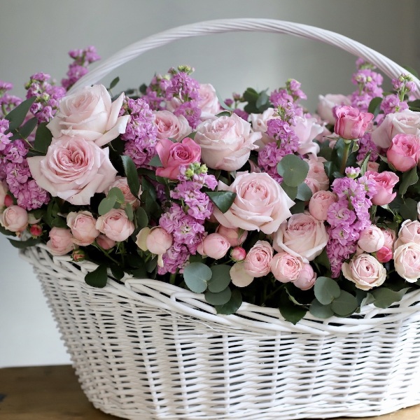 Корзина с пионовидными розами, кустовыми розами и маттиолой - Размер 2XL
