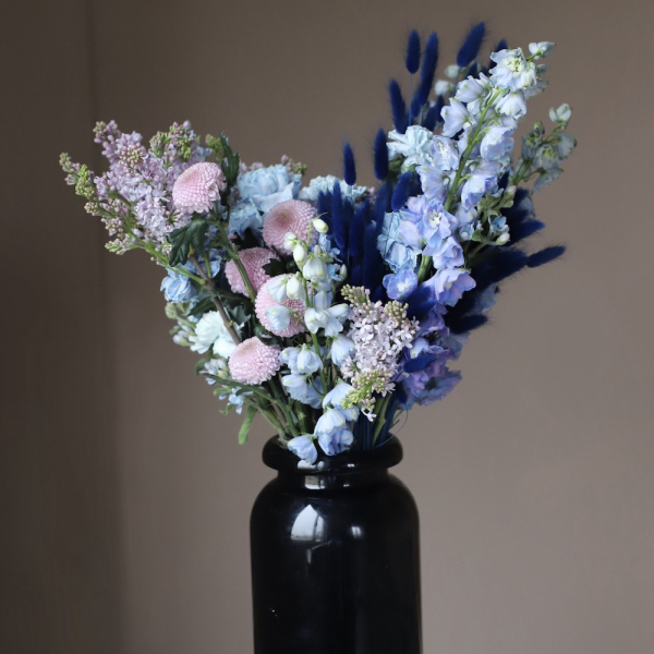 Букет из сезонных цветов в вазе Небесно-голубой - Размер L
