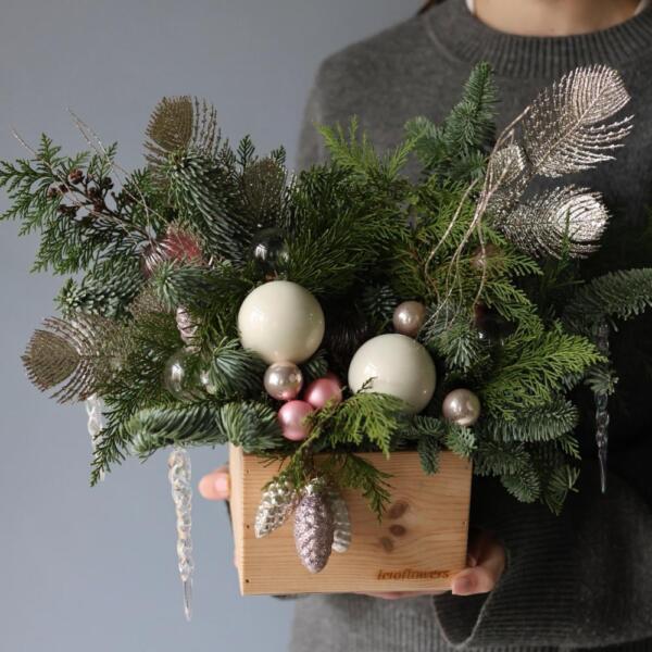 Новогодняя композиция в деревянном ящике, гамма "Розовая леденцовая" -  Размер S
