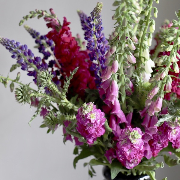 Букет из сезонных цветов в вазе Ягодный