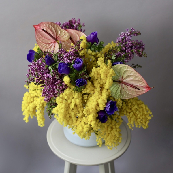 Букет из сезонных цветов в вазе Весенний -  Размер L 