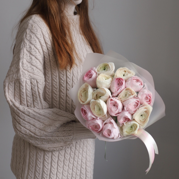 Букет из ранункулюсов двух цветов - 19 ранункулюсов