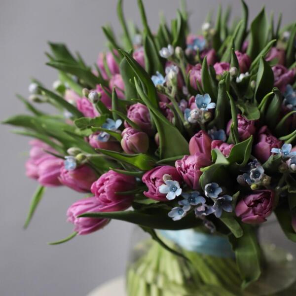 Букет из тюльпанов и оксипеталума в вазе - Размер L