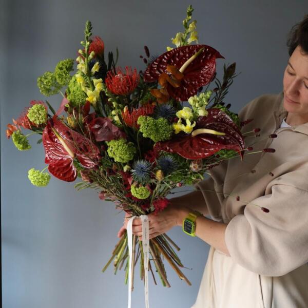 Авторский букет Мужской из сезонных цветов - Размер L