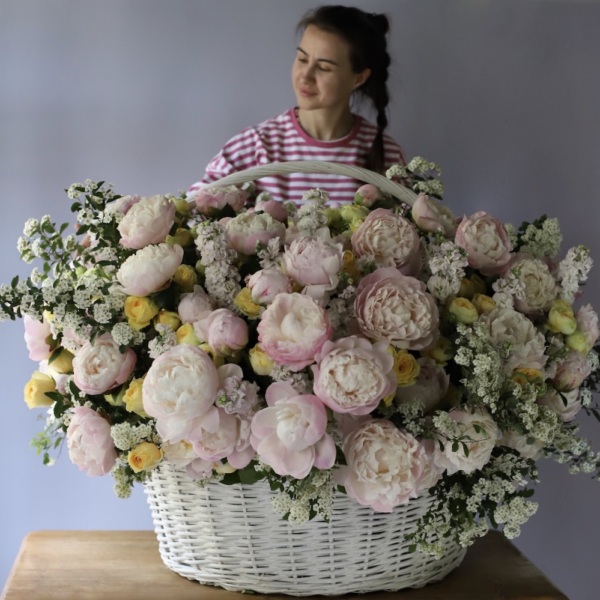 Корзина с пионами, кустовыми розами и маттиолой -  Размер 4XL 