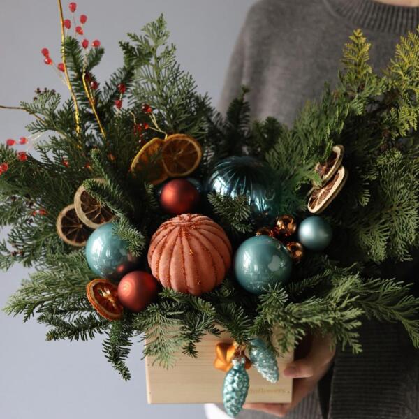 Новогодняя композиция в деревянном ящике, гамма "Голубой Апельсин" -  Размер S