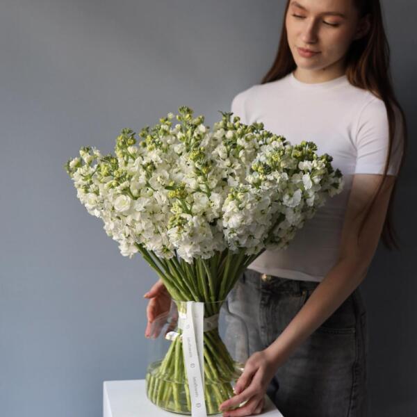 Букет из кустовой маттиолы в вазе - 39 маттиол