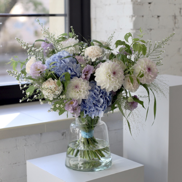 Букет из сезонных цветов в вазе Небесно-голубой - Размер M 
