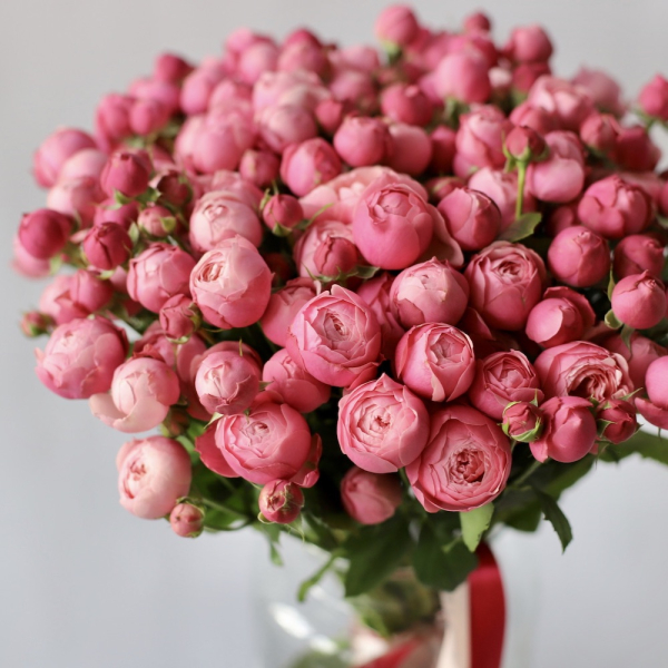 Букет из кустовых пионовидных роз в вазе - 29 роз