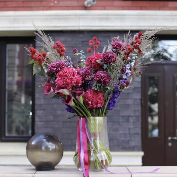 Букет из сезонных цветов в вазе Ягодный - Размер XL