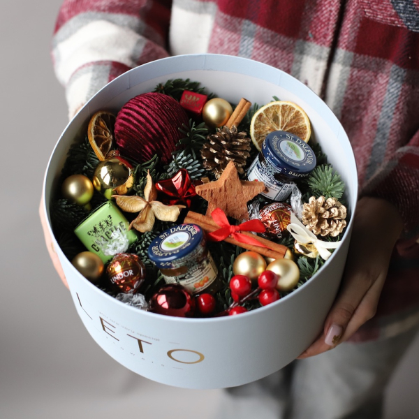 Сладкий новогодний подарок из хвои игрушек и конфет - Минимум