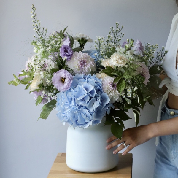 Букет из сезонных цветов в вазе Небесно-голубой -   Размер M 