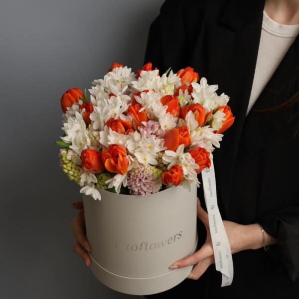 Букет из гиацинтов, тюльпанов и нарциссов в шляпной коробке - Размер M