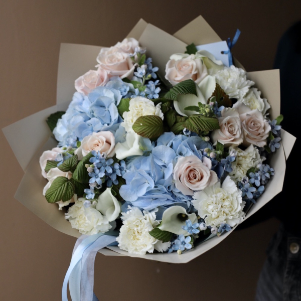Авторский букет Небесно-голубой из сезонных цветов - Размер M