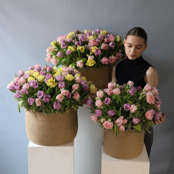 Корзина с тюльпанами