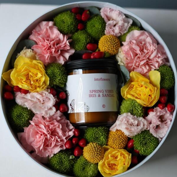 Шляпная коробка с цветами и ароматической свечой - Размер M