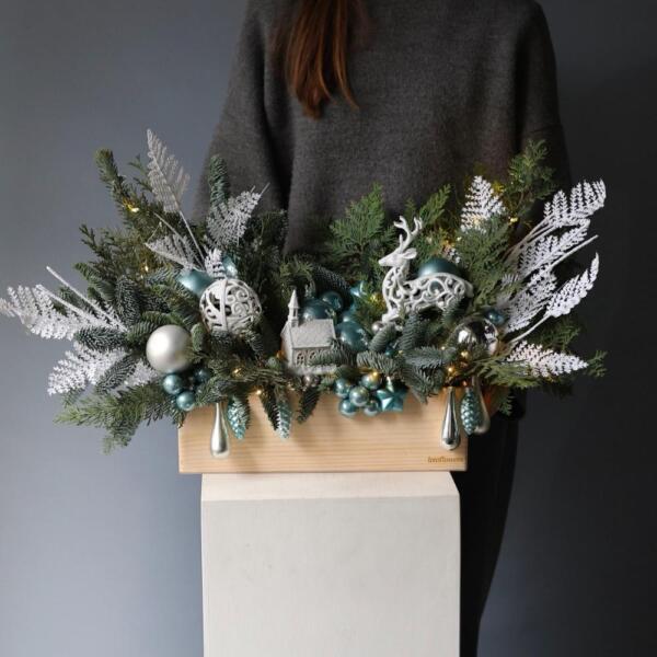 Новогодняя композиция в деревянном ящике, гамма "Синий иней" - Размер L с Гирляндой