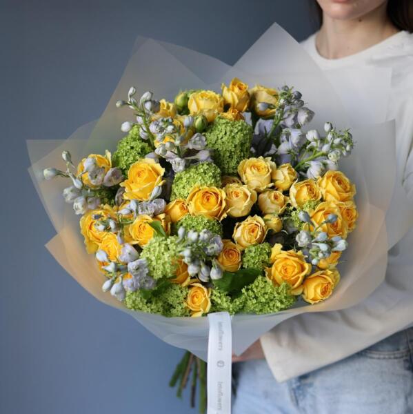 Букет из вибурнума,кустовых пионовидных роз и дельфиниума - Размер L