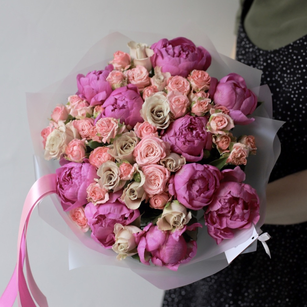 Букет из кустовых пионовидных роз, простых роз и пионов - Размер M