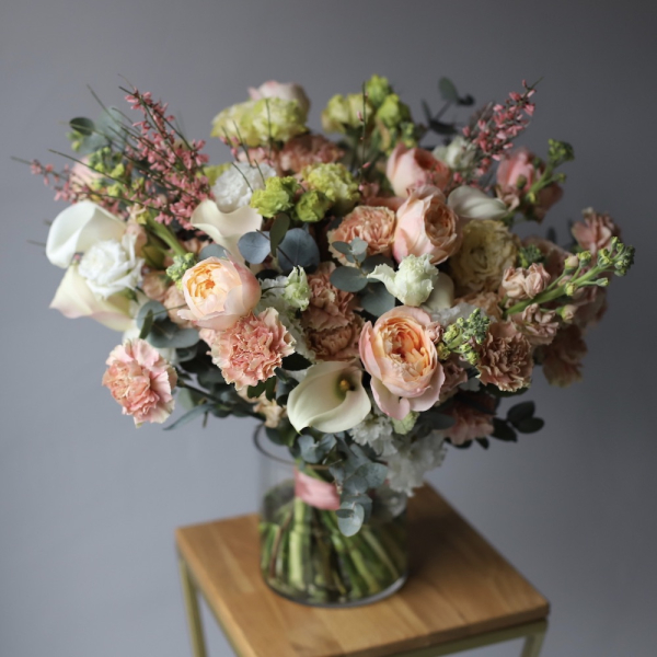 Букет из сезонных цветов в вазе Персиковый - Размер L