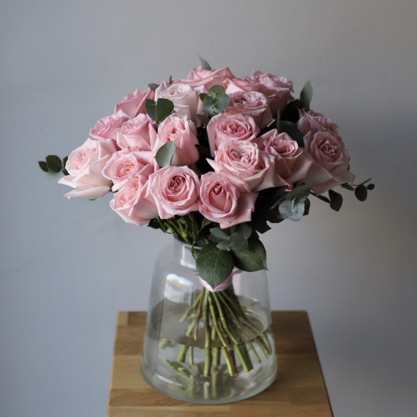 Букет из пионовидных роз в вазе - 23 розы с зеленью