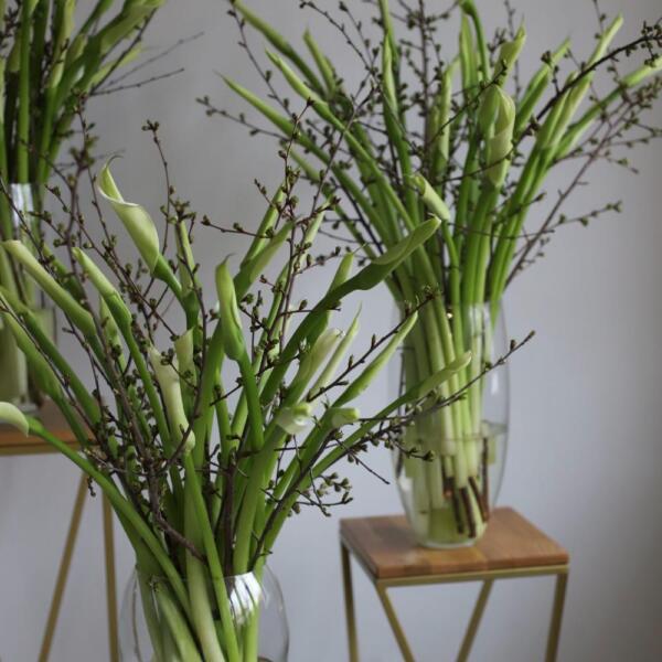 Букет из калл и весенних веток в вазе - Размер M