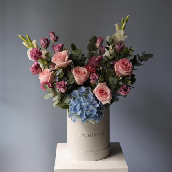 Букет Сюрприз в шляпной коробке, нежный - Размер M