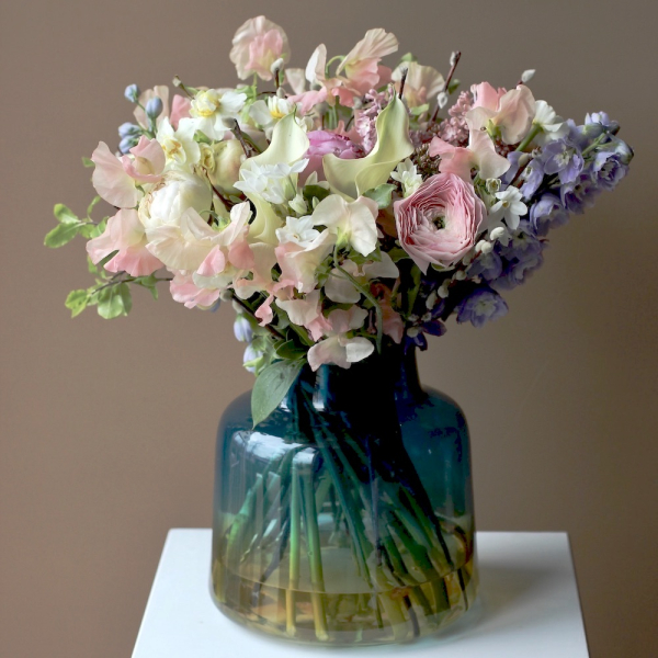 Букет из сезонных цветов в вазе Весенний -  Размер L (ваза отдельно) 