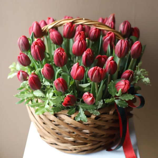 Корзина с тюльпанами - 49 тюльпанов