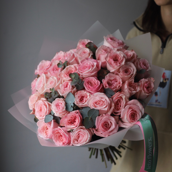 Букет из пионовидных роз Пинк Охара - 35 роз с зеленью