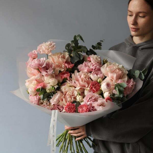 Авторский букет Розовый из сезонных цветов - Размер M