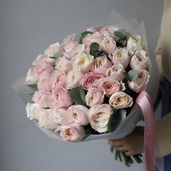 Букет из пионовидных роз Дэвида Остина Кейра - 35 роз с зеленью