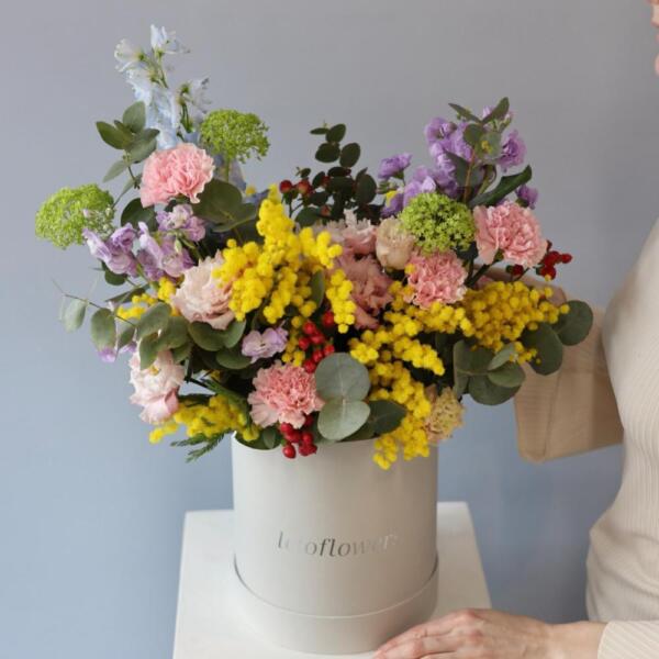 Букет Сюрприз в шляпной коробке, яркий -  Размер M