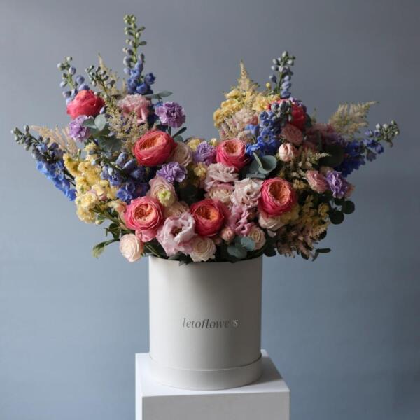 Авторский букет в шляпной коробке Акварельный - Размер L