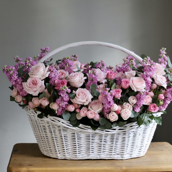 Корзина с пионовидными розами, кустовыми розами и маттиолой - Размер 2XL