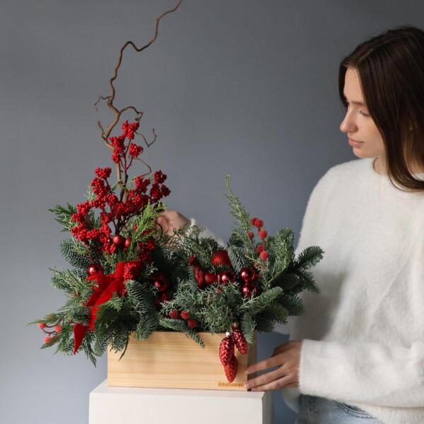 Новогодняя композиция в деревянном ящике, гамма  "Красный бархат" - Размер M