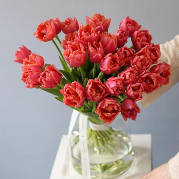 Букет из тюльпанов в вазе -  49 тюльпанов 
