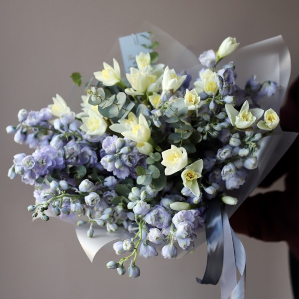 Букет из нарциссов и дельфиниума - Размер M