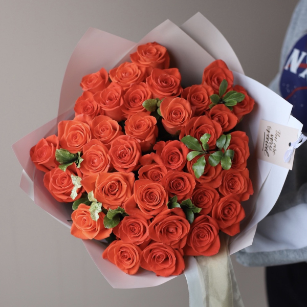 Букет из оранжевых роз - 29 роз с зеленью 
